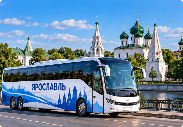 Брендированный автобус Ярославль на фоне исторической архитектуры города